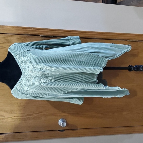 Karyn Seo sage green boho embroidered asymmetric hem distressed details top - Picture 1 of 7